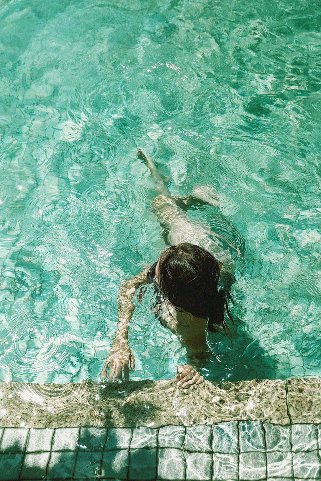 femme qui se baigne dans une piscine