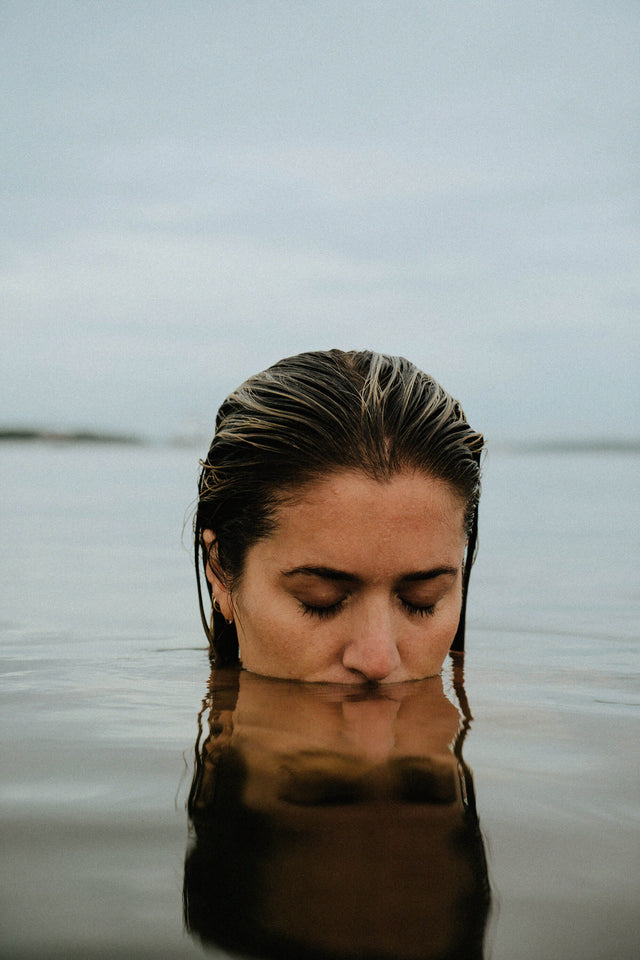 Une femme qui se lave dans un lac