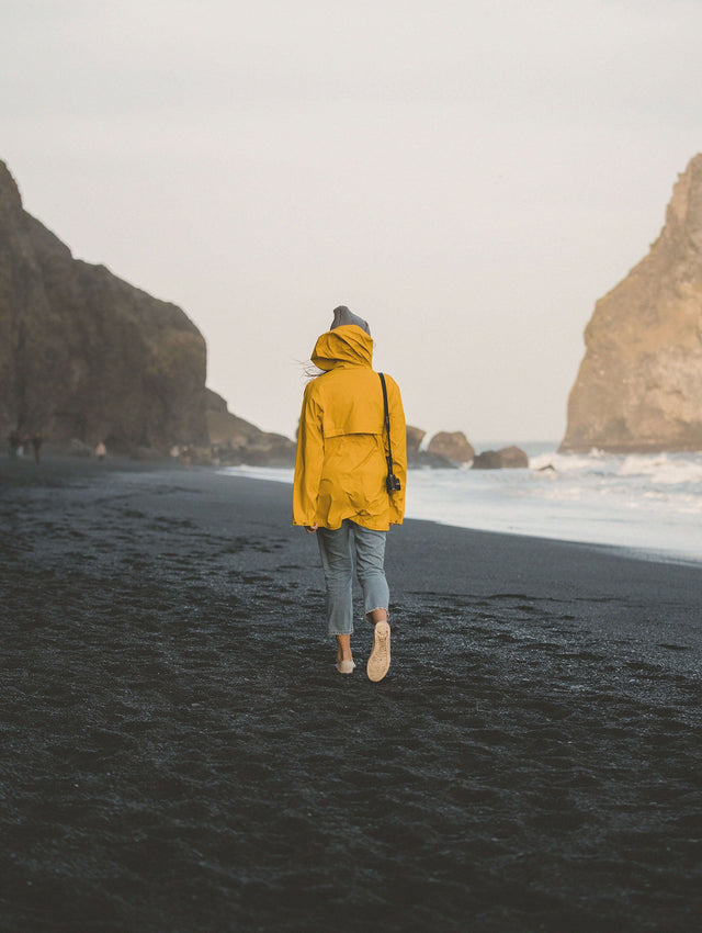 Une femme qui marche sur une plage